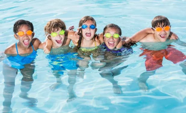 Sanfte Wassergewöhnung für Kinder bei Spielschwimmen