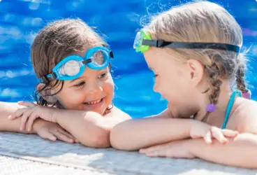 Kind beim Schwimmen lernen - Gutschein verschenken