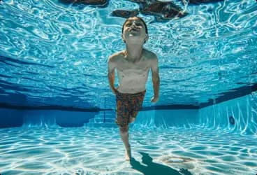 Schwimmlehrer bei der Arbeit